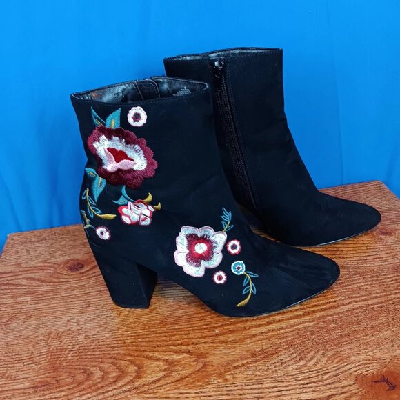 Express Boots Womens Sz 8 Faux Suede Embroidered Floral Ankle Booties Block Heel - Picture 1 of 15